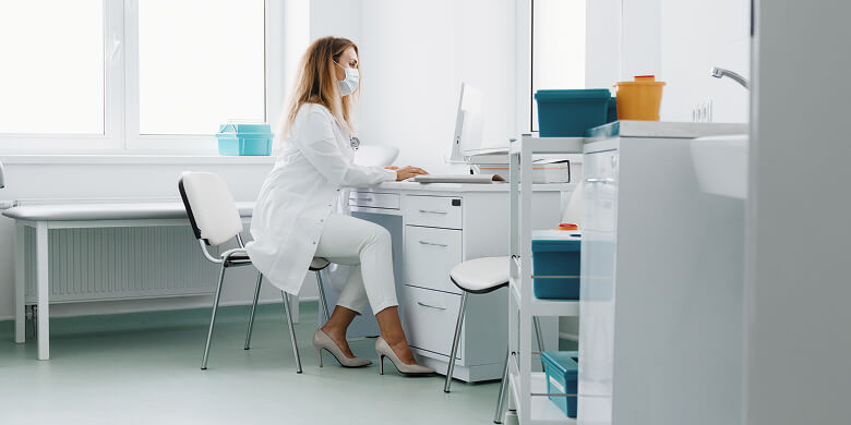 Ärztin Dokumentiert Patientendaten Am Computer