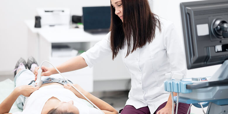 Ärztin Führt Gynäkologischen Ultraschall Durch