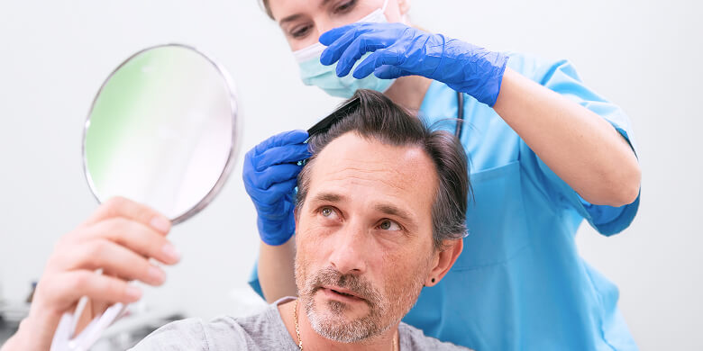 Arzt Prüft Haare Bei Haarsprechstunde