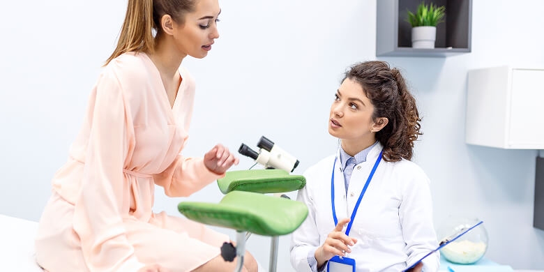 Gynäkologin Berät Patientin In Praxis