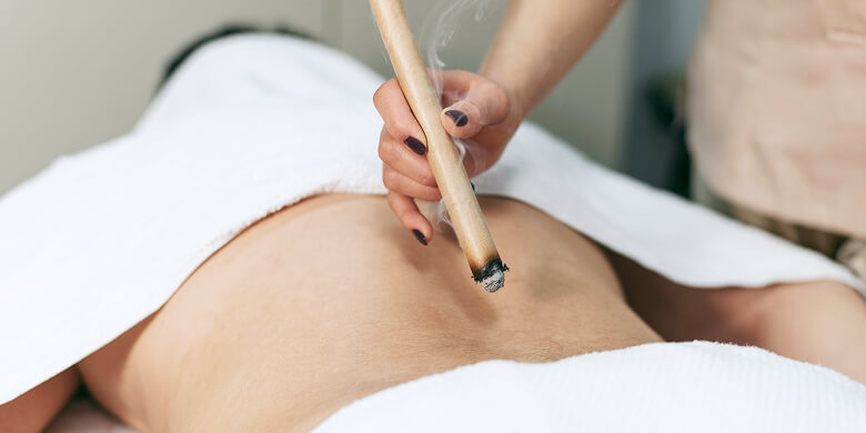Moxibustion Behandlung Am Rücken Der Patientin