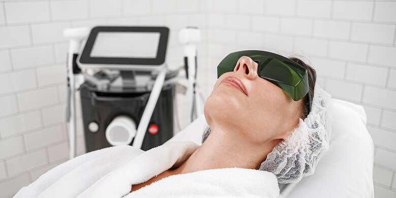 Patientin Bei Laserbehandlung Mit Schutzbrille