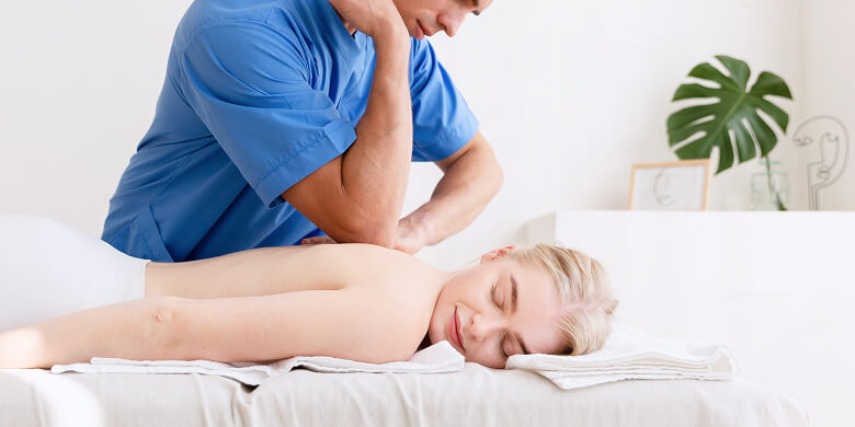 Therapeut Führt Rückenmassage Bei Patientin Durch