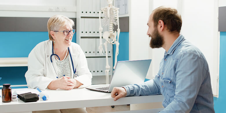 Orthopädin Berät Patient In Praxis