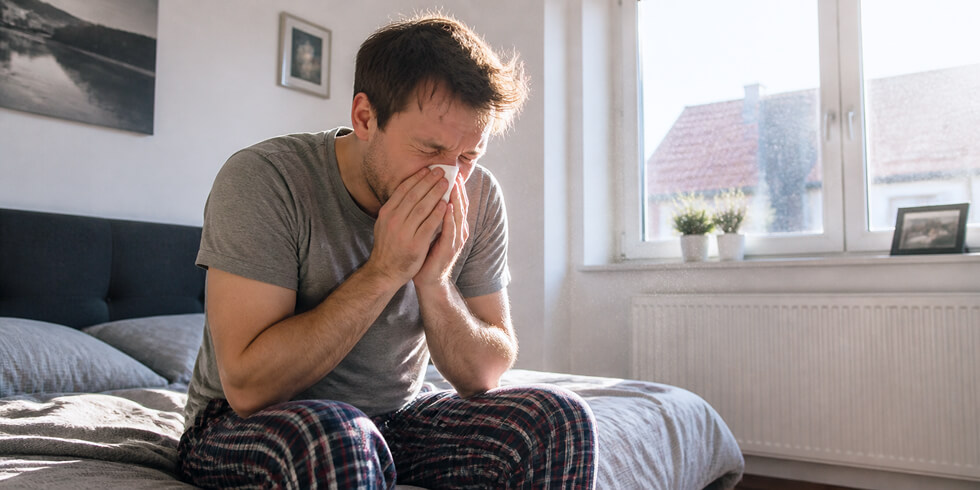 Mann Niest Bei Innenraumallergie Zuhause